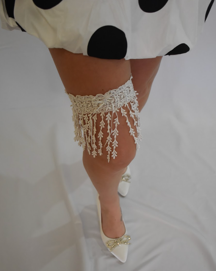 The Rustic Rose Garter
